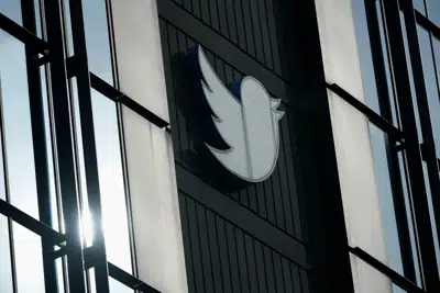 ARCHIVO - Un logotipo de Twitter afuera de las oficinas de la compañía en San Francisco, el 19 de diciembre de 2022. (AP Foto/Jeff Chiu, Archivo)