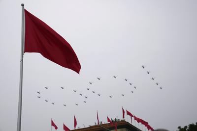 Helicópteros sobrevuelan banderas chinas en la Plaza de Tiananmen formando un "100" durante una ceremonia para conmemorar el 100mo aniversario de la fundación del Partido Comunista de China, en Beijing, el 1 de julio de 2021. (AP Foto/Ng Han Guan)