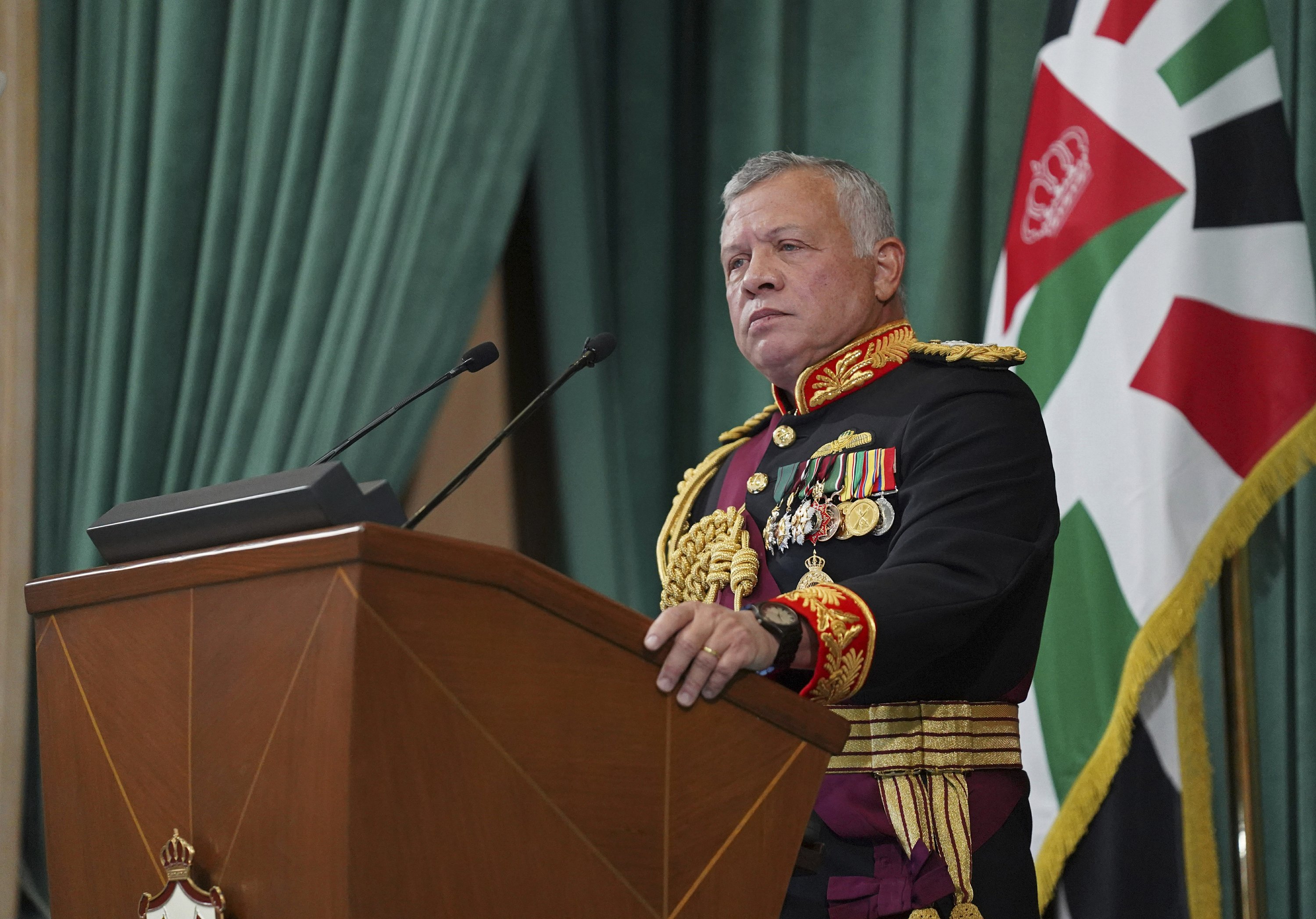 The Prince of Jordan says he is imprisoned and throws himself on the authorities