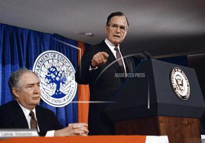 El secretario de Educación de Estados Unidos, el doctor Lauro Cavazos, escucha al presidente electo George H. Bush durante un discurso en un foro del Departamento de Educación el 18 de enero de 1989 en Washington. (AP Foto/J. Scott Applewhite, Archivo)
