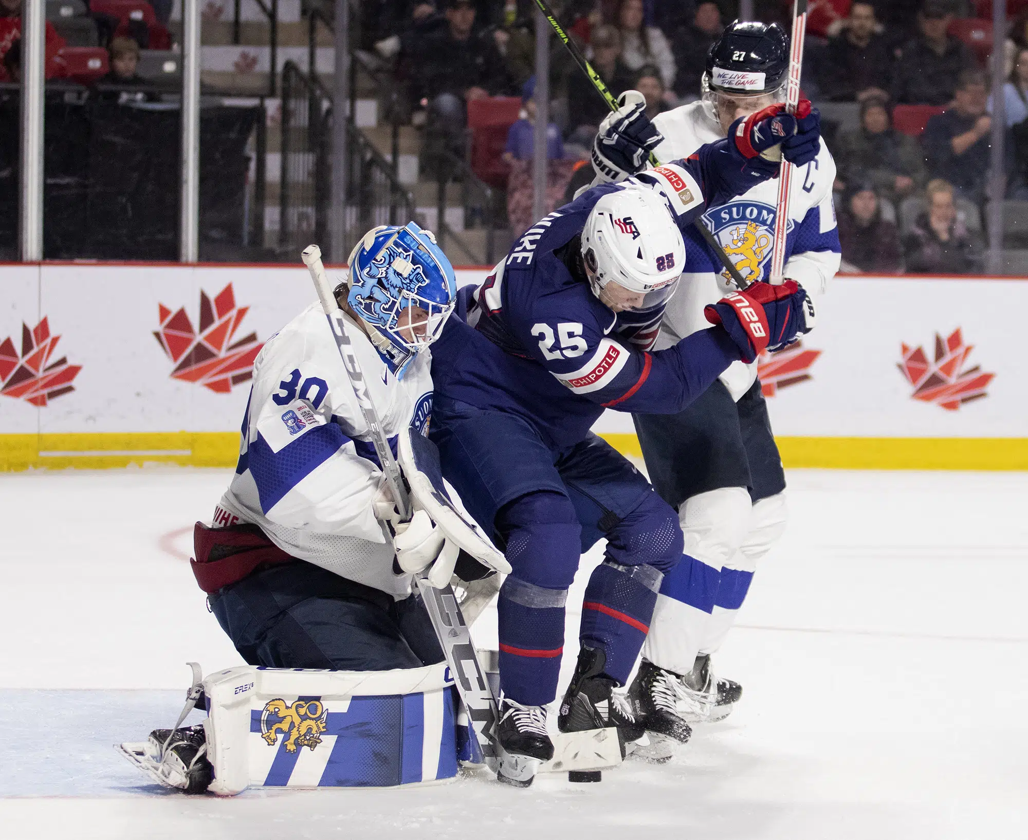 Spojené státy vyhrály skupinu B v juniorském hokeji, když porazily Finsko 6:2