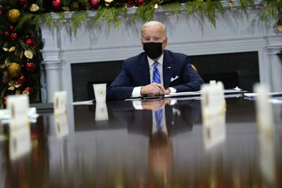 El presidente Joe Biden habla con miembros del Equipo de Respuesta de la Casa Blanca al COVID-19, el jueves 16 de diciembre de 2021, en Washington. (AP Foto/Susan Walsh)