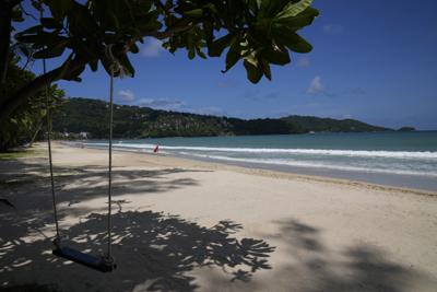 Un columpio vacío cuelga de un árbol en la vacía playa turística de Patong en Phuket, Tailandia, el lunes 28 de junio de 2021. El gobierno de Tailandia comenzará un plan para traer a los turistas de regreso a Phuket a partir del 1 de julio. (AP Foto/Sakchai Lalit)