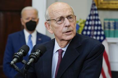 El presidente Joe Biden (al fondo) escucha al magistrado de la Corte Suprema, Stephen Breyer, cuando anuncia su retiro durante un acto en el Salón Roosevelt de la Casa Blanca, en Washington, el jueves 27 de enero de 2022. (AP Foto/Andrew Harnik)