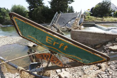 Una señal con el nombre del río Erft, entre los escombros ante un puente destrozado, en Stotzheim, Alemania, el 22 de julio de 2021. (David Young/dpa vía AP)