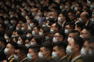 Los participantes en la apertura del cónclave del Partido Comunista chino en Beijing el 16 de octubre del 2022.   (Foto AP/Mark Schiefelbein)