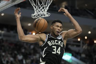 Giannis Antetokounmpo de Milwaukee Bucks se sumerge durante la segunda mitad de un partido de baloncesto de la NBA contra los Detroit Pistons el lunes 31 de octubre de 2022 en Milwaukee. Los Bucks ganaron 110-108. (AP Photo/Morry Gash)