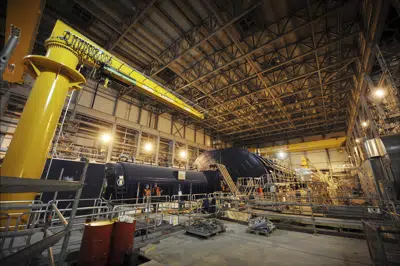 La sala de turbinas de la planta de energía nuclear Olkiluoto 3 en Eurajoki, Finlandia, el 23 de marzo de 2011. El reactor comenzó a operar en su totalidad el 16 de abril de 2023. (AP Foto/Lehtikuva, Antti Aimo-Koivisto, File)