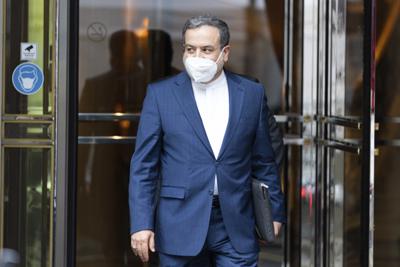 El vicecanciller iraní Abbas Araghchi, de la comitiva de Irán que negocia el acuerdo nuclear internacional, saliendo del Grand Hotel Vienna donde se llevan a cabo las consultas, en Viena, Austria, el 12 de junio de 2021. (AP Foto/Florian Schroetter)