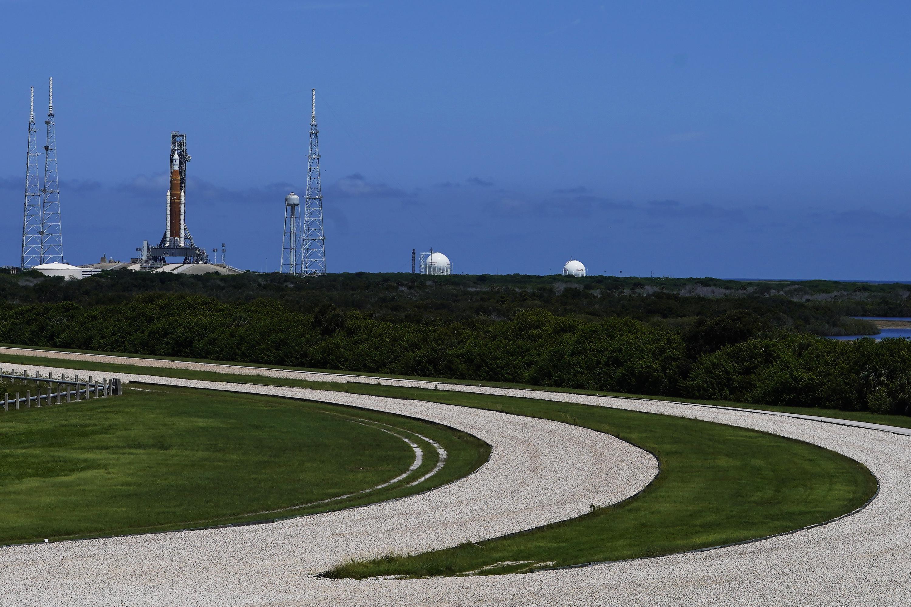 NASA, onarımdan sonra Cumartesi günü yeni ay roketini fırlatmayı hedefliyor