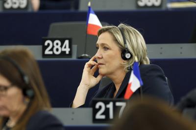 La candidata presidencial de extrema derecha francesa Marine Le Pen escucha una sesión del Parlamento Europeo, en Estrasburgo, Francia, el 17 de enero de 2017. (AP Foto/Jean-Francois Badias, File)