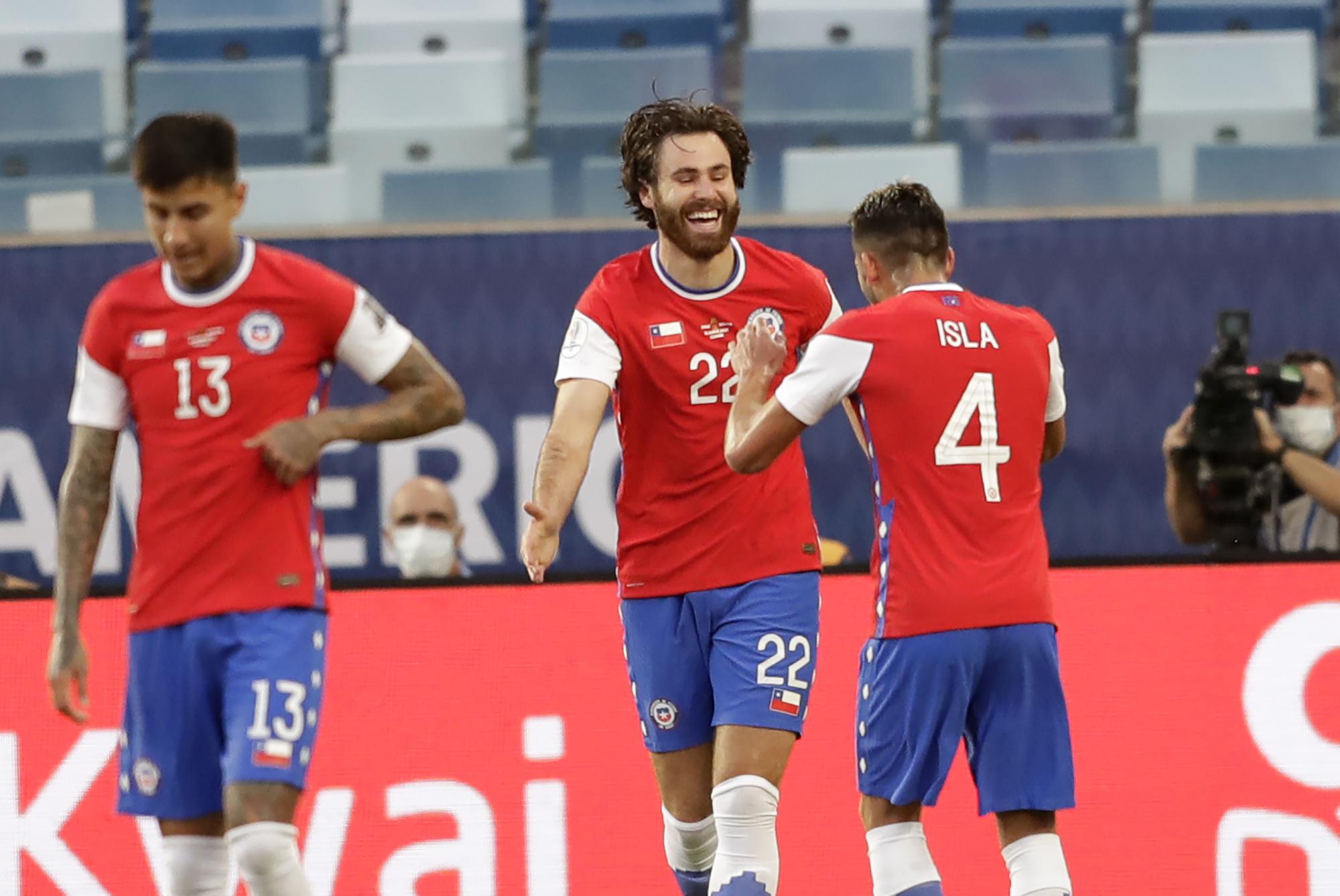 El inglés anotó en la victoria de Chile en la Copa América sobre Bolivia