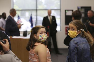 Dos estudiantes de primaria portan mascarillas durante un evento en la escuela de Camden, Carolina del Sur, el miércoles 15 de septiembre de 2021. (AP Foto/Jeffrey Collins)