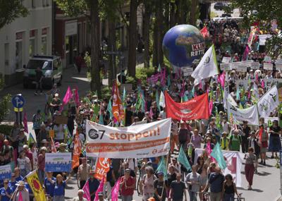 ARCHIVO - Activistas climáticos y otras personas sostienen carteles y pancartas en una manifestación antes de una cumbre del G7 en Múnich, Alemania, el 25 de junio de 2022. (AP Foto/Matthias Schrader, Archivo)