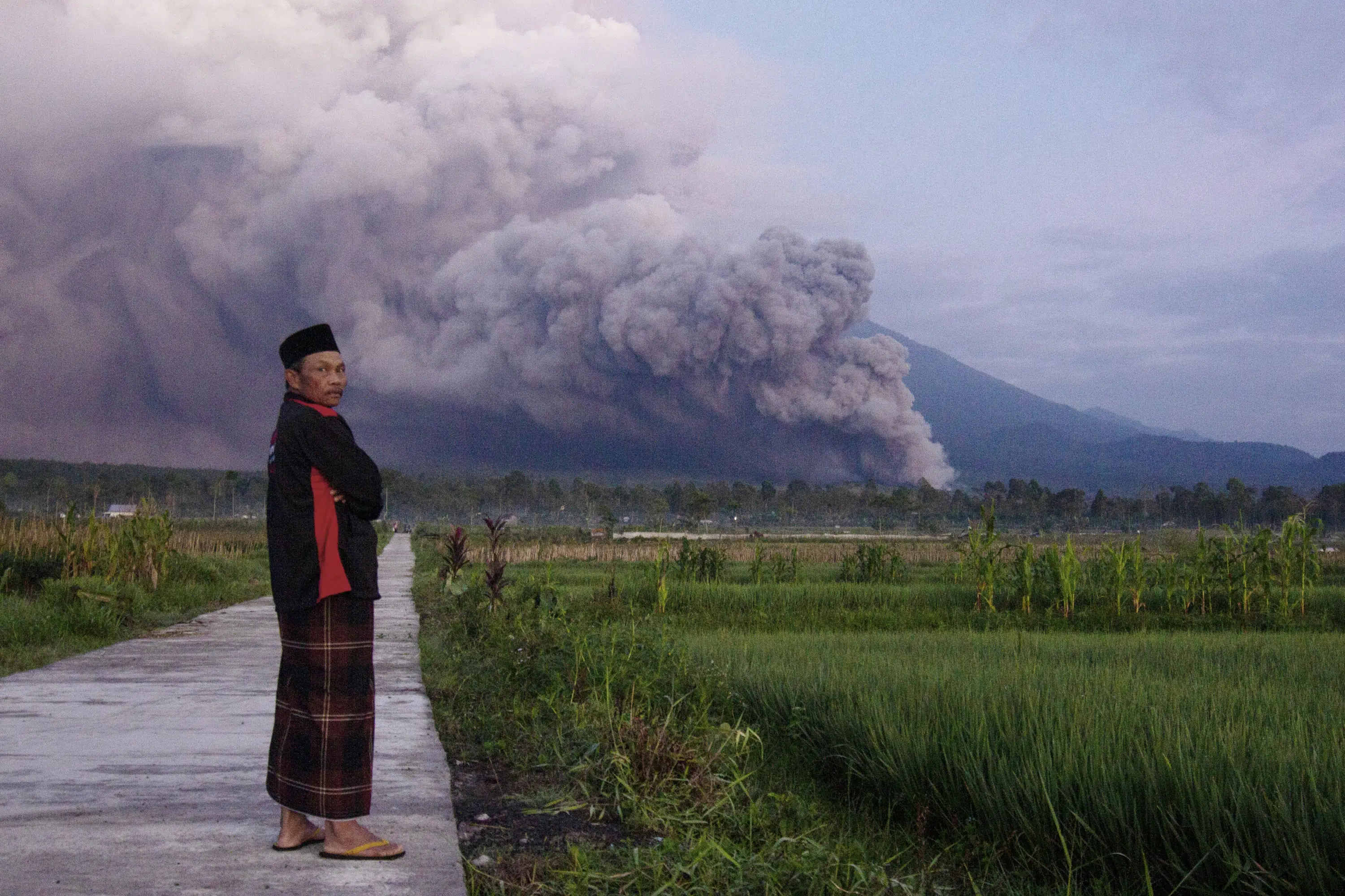 Gunung Semeru di Indonesia mengeluarkan sungai lava dalam letusan baru