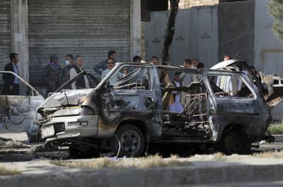 Una furgoneta dañada luego de ser atacada con una bomba en Kabul, Afganistán, el sábado 12 de junio de 2021. (AP Foto/Rahmat Gul)