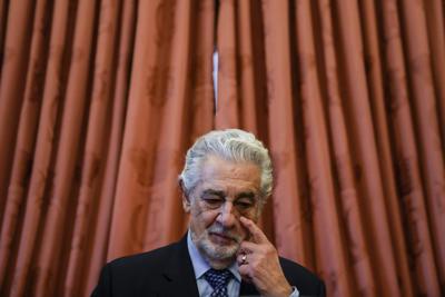 ARCHIVO - El tenor español Plácido Domingo asiste a una ceremonia de entrega de premios en el Teatro Real de Madrid, España, el 10 de junio de 2021. Domingo es salpicado en una causa judicial que investiga el alcance en Argentina y Estados Unidos de una organización que usaba como fachada un centro de yoga para explotar sexualmente a sus clientes y despojarlos de sus bienes. (Foto AP/Manu Fernández, Archivo)