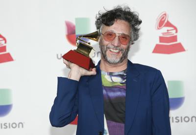 Fito Páez posa en la sala de prensa tras ganar el Latin Grammy a la mejor canción de rock por "Tu vida mi vida", el 15 de noviembre de 2018 en Las Vegas. El músico argentino recibirá el Premio a la Excelencia de la Academia Latina de la Grabación el 17 de noviembre de 2021 en Las Vegas, como parte de los eventos de la semana del Latin Grammy. (Foto por Eric Jamison/Invision/AP, Archivo)