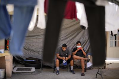 Dos nicaragüenses aguardan solicitar asilo en Estados Unidos en un albergue para migrantes, el jueves 30 de junio de 2022, en Tijuana, México. (AP Foto/Gregory Bull)