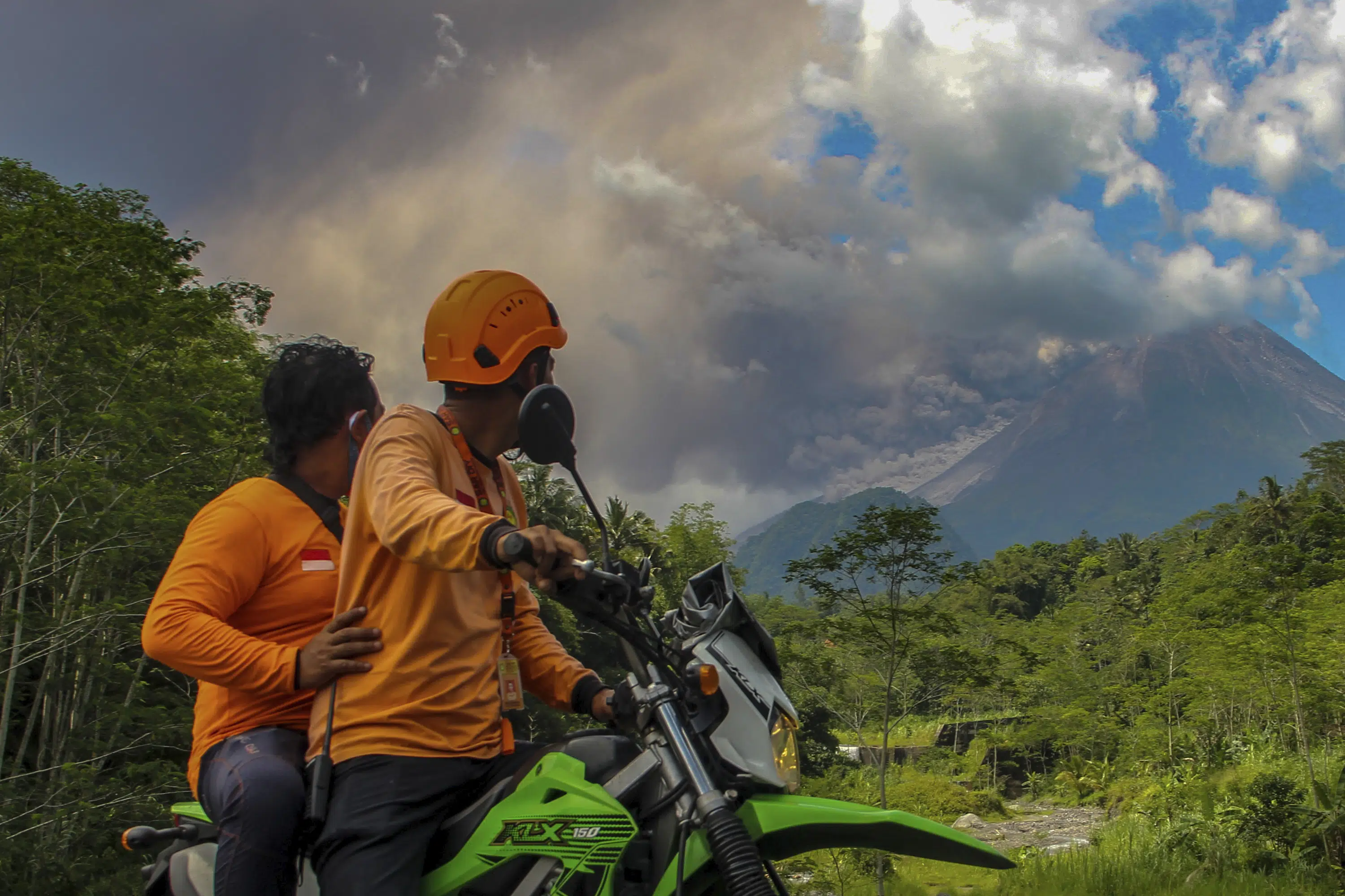 Gunung Merapi Indonesia memuntahkan awan panas dalam letusan baru