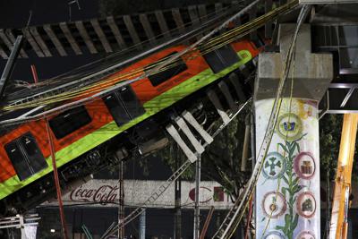 ARCHIVO - En esta fotografía de archivo del 4 de mayo de 2021, se ven vagones del metro de la Ciudad de México después de que una sección de la vía elevada de la línea 12 colapsara. (AP Foto/Marco Ugarte, Archivo)
