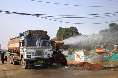 Un cañón antismog se utiliza para controlar el polvo en suspensión en una zona en obras en Nueva Delhi, India, el jueves 18 de noviembre de 2021. La contaminación aérea en la capital de India seguía extremadamente alta el jueves, al día siguiente de que las autoridades cerrasen escuelas y algunas centrales eléctricas para reducir el smog que ha cubierto la ciudad durante buena parte del mes.  (AP Foto / Manish Swarup)