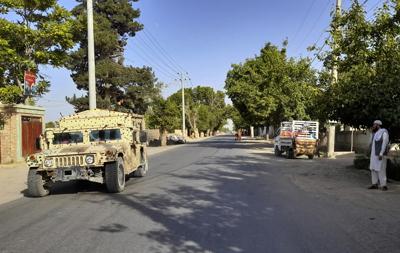 Un vehículo Humvee del Ejército afgano realiza un patrullaje el lunes 21 de junio de 2021 en la ciudad de Kunduz, al norte de Kabul, Afganistán. (AP Foto/Abdullah Sahil)