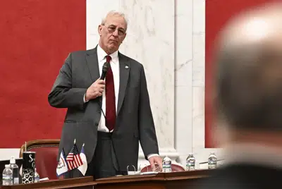 En esta foto proporcionada por West Virginia Legislative Services, el senador estatal Charles Trump se encuentra en las cámaras del Senado en Charleston, W.Va., el viernes 10 de marzo de 2023. (Will Price/Servicios Legislativos de Virginia Occidental vía AP)