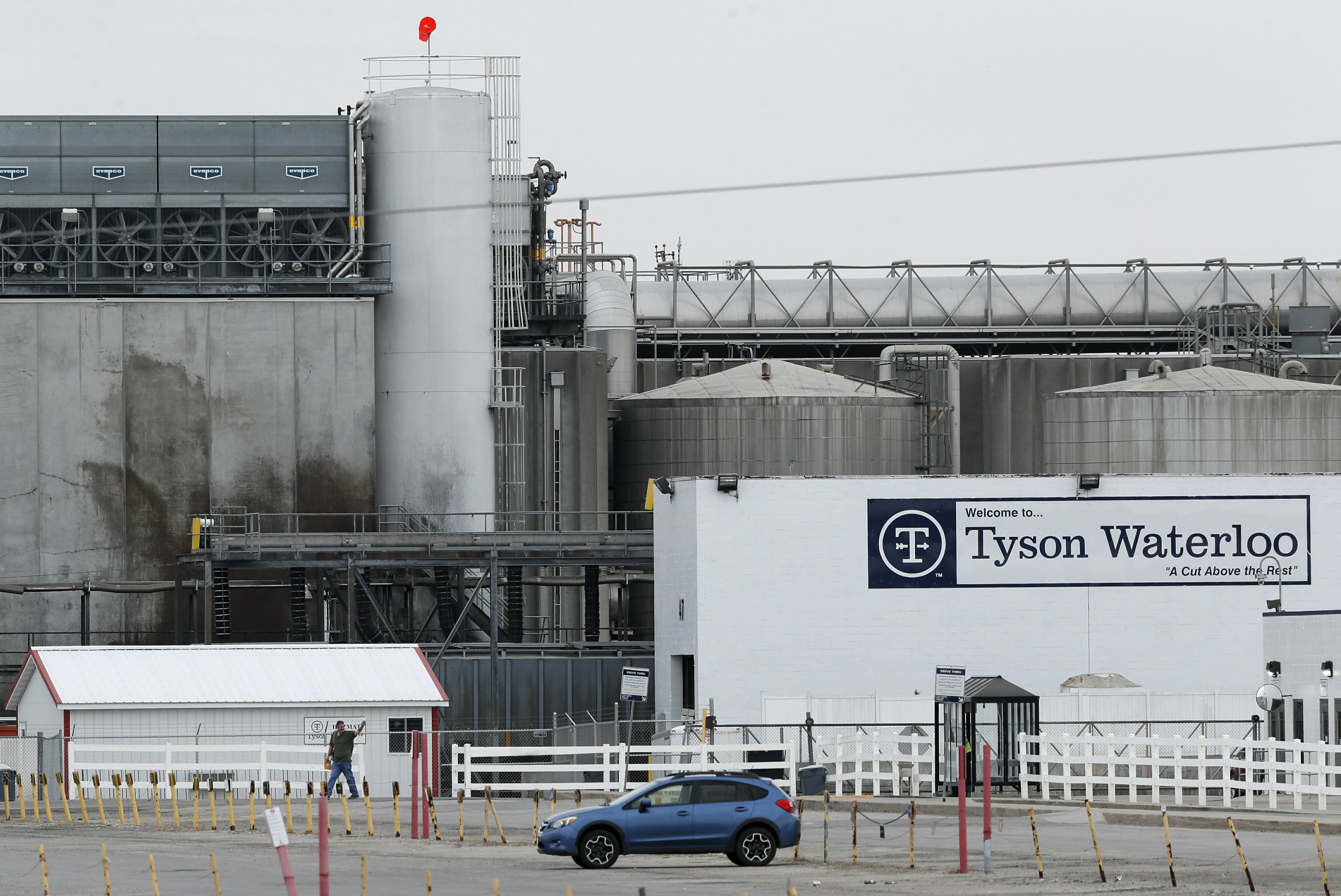 Iowa finds no violations at Tyson plant with deadly outbreak