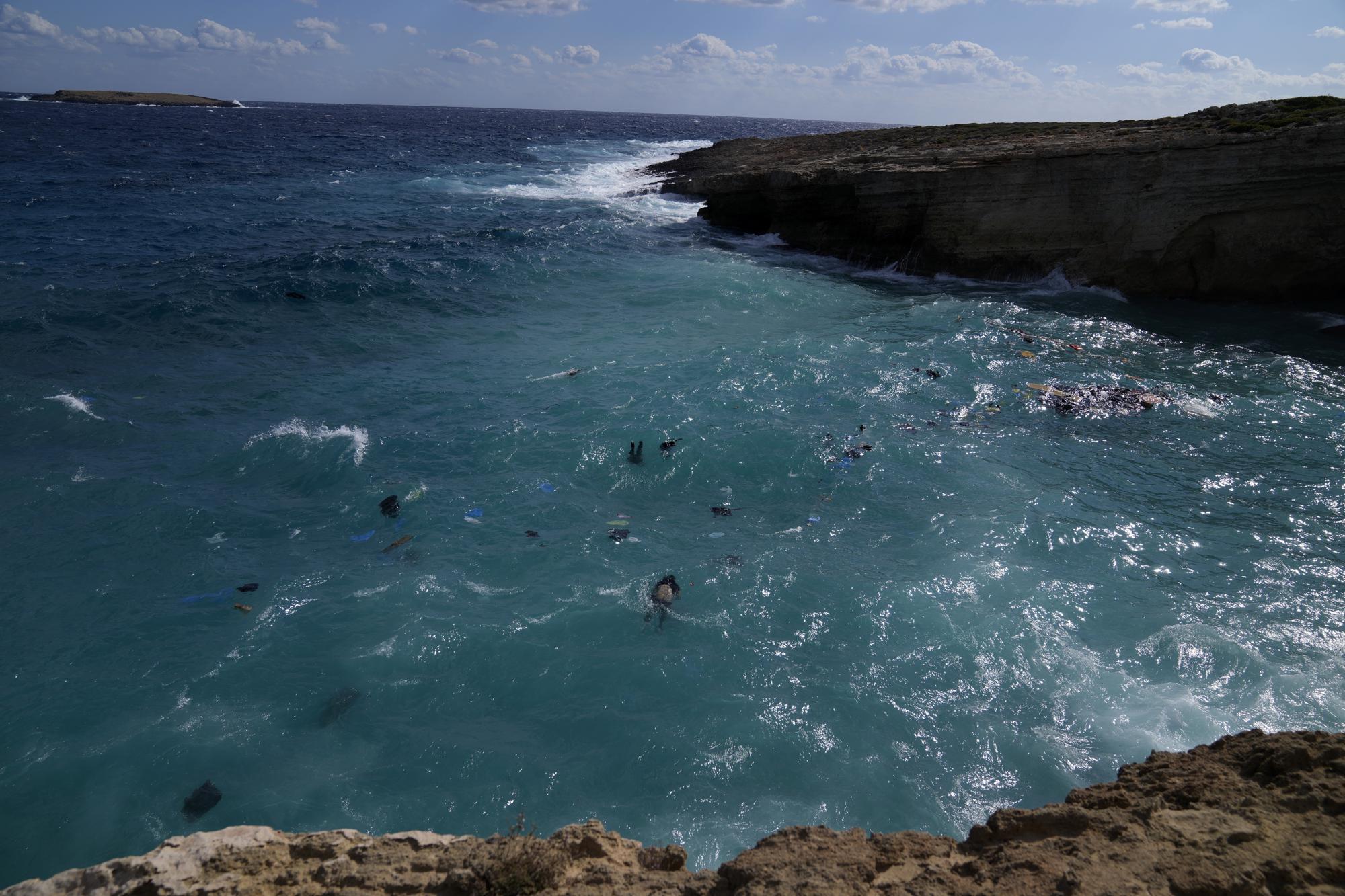 Los cuerpos de los migrantes flotan entre los escombros después de que un velero que los transportaba se estrellara contra las rocas y se hundiera frente a la isla de Kythira, en el sur de Grecia, el 6 de octubre de 2022. (Foto AP/Thanassis Stavrakis)