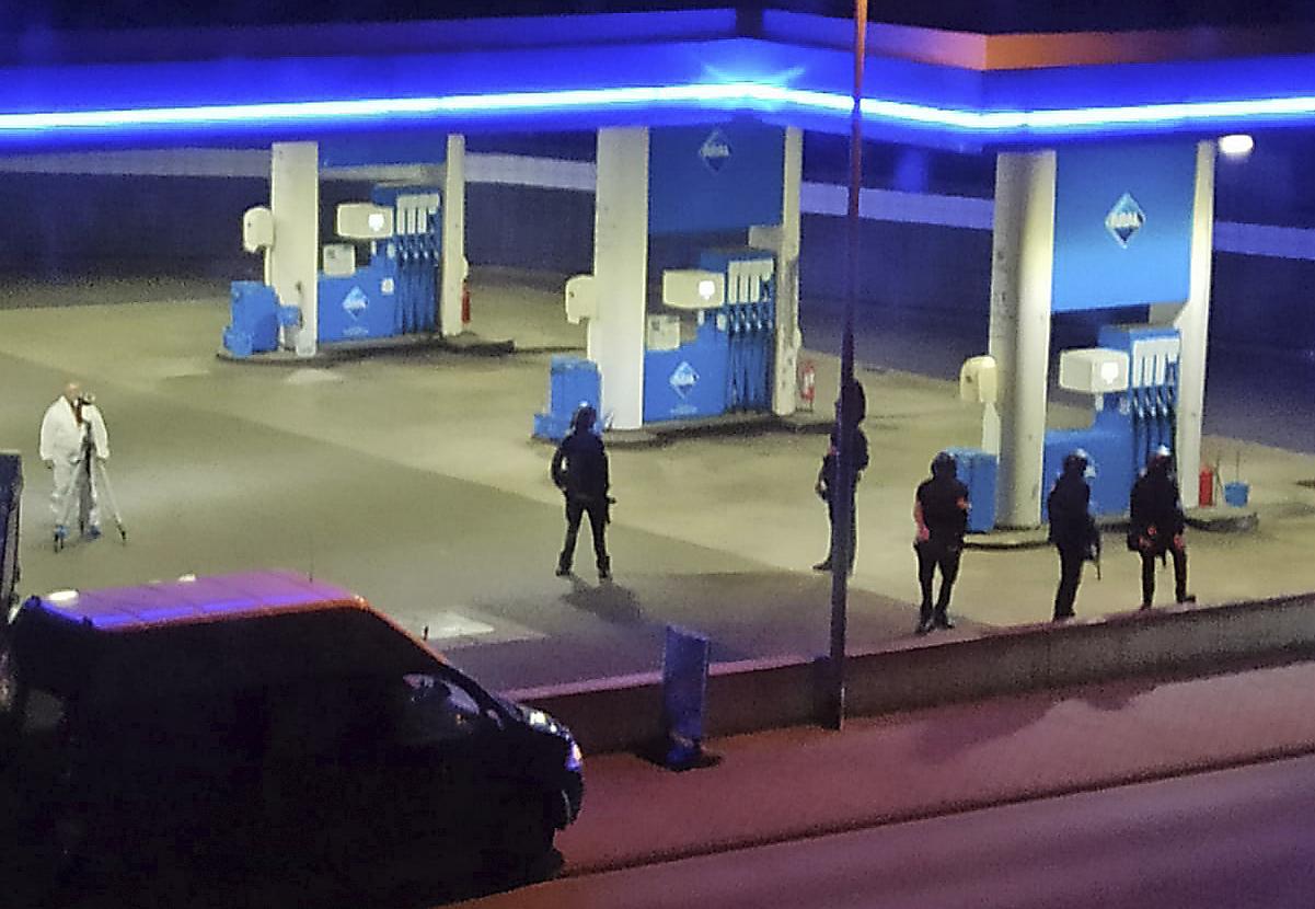 Polizisten sichern eine Tankstelle in Idar-Oberstein, Deutschland, Sonntag, 19. September. Die Polizei in Deutschland sagt, dass ein 49-jähriger Mann wegen Mordverdachts im Zusammenhang mit der Ermordung des erschossenen Tankstellenmitarbeiters festgenommen wurde tot am Samstag nach einem Streit um Gesichtsmasken. (Christian Schulz/Foto Hosser/dpa via AP)