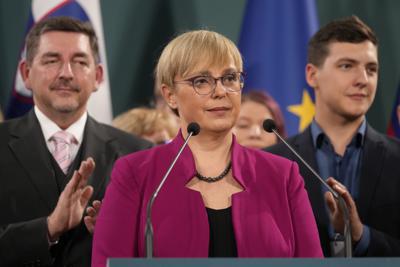 Natasa Pirc Musar, habla con los medios, tras ganar la segunda vuelta de la elección presidencial, en Liubliana, Eslovenia, el 13 de noviembre de 2022. (Foto AP/Darko Bandic)