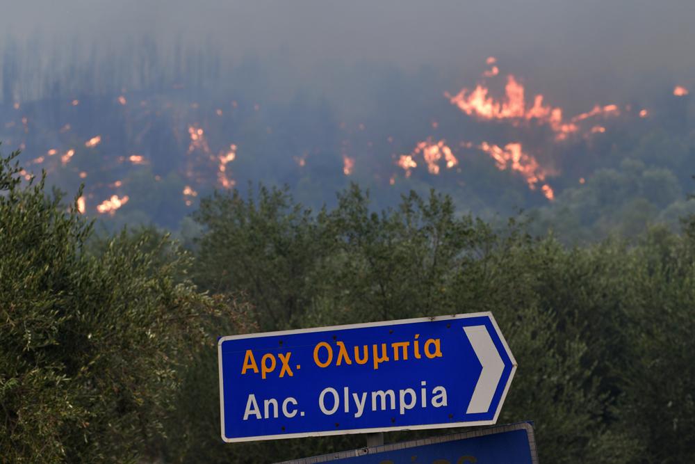 Un incendio forestal se acerca a antigua Olimpia, el miércoles 4 de agosto de 2021. (Giannis Spyrounis/ilialive.gr vía AP)