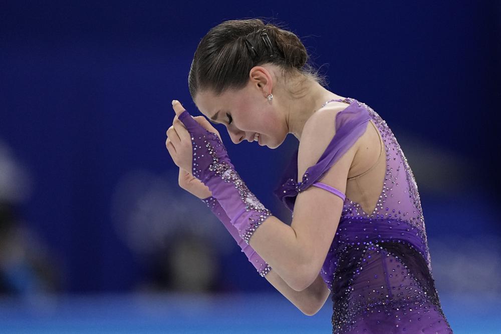 Kamila Valieva, del Comité Olímpico Ruso, reacciona en el programa corto femenino durante el patinaje artístico en los Juegos Olímpicos de Invierno de 2022, el martes 15 de febrero de 2022 en Beijing.  (Foto AP/David J. Phillip)