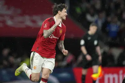 Victor Lindelof del Manchester United celebra después de anotar el gol de la victoria en una tanda de penaltis al final del partido de fútbol semifinal de la Copa FA inglesa entre Brighton and Hove Albion y Manchester United en el estadio de Wembley en Londres, el domingo 23 de abril de 2023. (AP Photo/Alastair Grant)