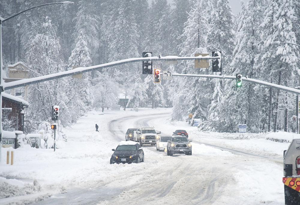 Un vehículo está atascado en la nieve a lo largo de Brunswick Road y Sutton Way el lunes 27 de diciembre de 2021 por la mañana en Grass Valley, California (Elias Funez / The Union vía AP)