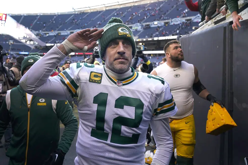 Green Bay Packers quarterback Brett Favre, seen in this December 4, 2005  file photo, looks to pass against the Chicago Bears. The Green Bay Packers  have traded their three-time MVP and Super Bowl-winning quarterback to the  New York Jets following a