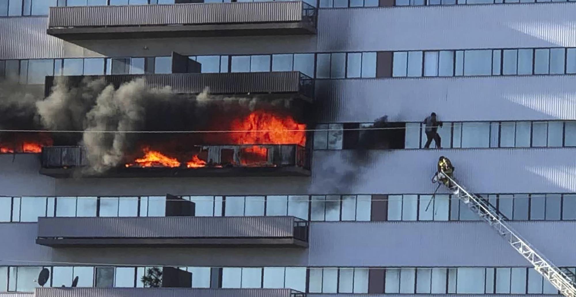 Man 19 Gravely Injured In Los Angeles High Rise Fire Dies