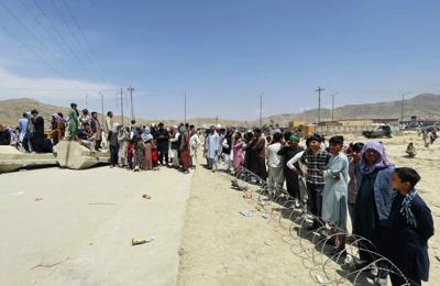 Cientos de personas esperan en el exterior del aeropuerto internacional de Kabul, en Afganistán, el 17 de agosto de 2021. (AP Foto)
