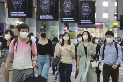 Numerosas personas con mascarillas para impedir la propagación del coronavirus recorren una estación del tren en Tokio, el lunes 6 de septiembre de 2021. (AP Foto/Koji Sasahara)