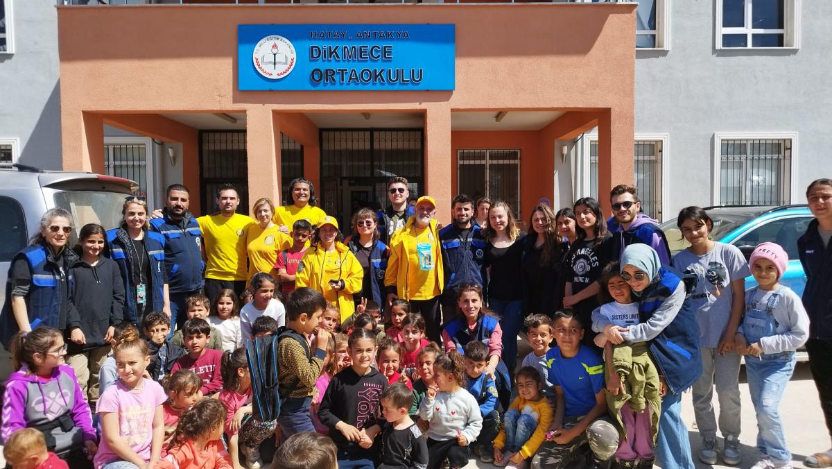 1200 Scientology volunteers help distribute 78 tonnes of donated food, clothes and other to those who need it in Turkey