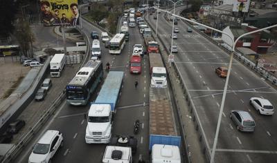 Camiones bloquean parcialmente la entrada sur de la Ciudad de Buenos Aires, Argentina, el martes 28 de junio de 2022. (AP Photo/Víctor R. Caivano)