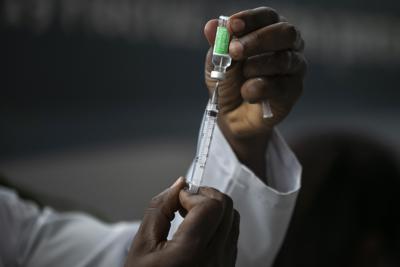 En esta foto de archivo del 23 de enero de 2021, un trabajador de la salud prepara una dosis de la vacuna AstraZeneca para COVID-19 en la sede de la Fundación Oswaldo Cruz en Río de Janeiro, Brasil. Argentina y Brasil fueron seleccionados para albergar los primeros centros de fabricación de vacunas contra el coronavirus en América Latina y el Caribe como parte de una iniciativa que busca reducir la dependencia de suministros extranjeros y allanar el camino para una mayor inmunización, dijeron funcionarios de la Organización Panamericana de la Salud el martes 21 de septiembre de 2021. (AP Foto/Bruna Prado, Archivo)