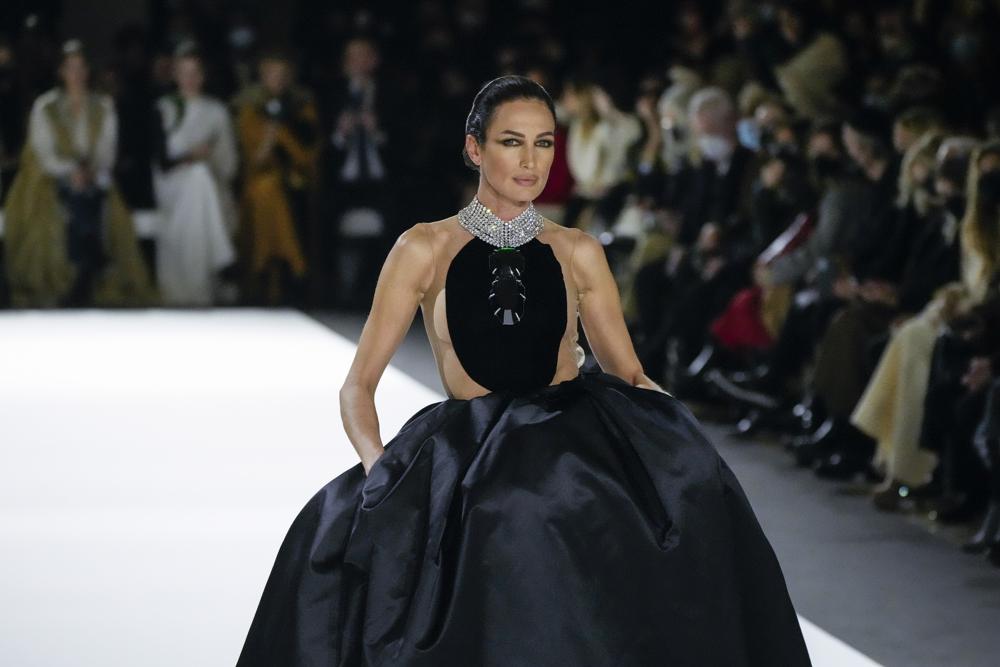 Nueves Álvarez viste una creación para la colección de alta costura Primavera-Verano 2022 de Stephane Rolland, en París, el martes 25 de enero de 2022. (Foto AP/Francois Mori)