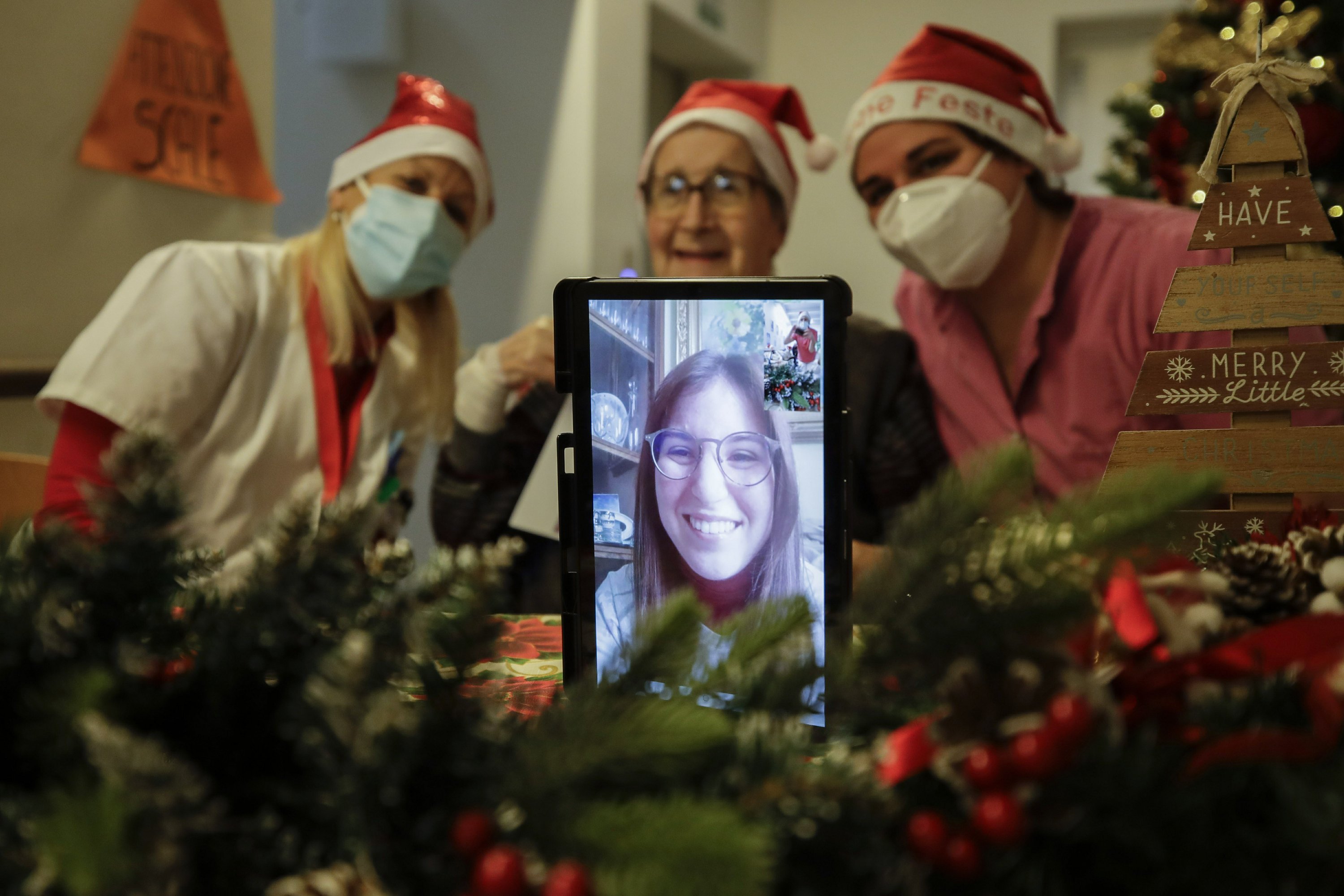 Santa Claus’ “grandchildren” spread joy in Italian nursing homes