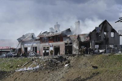 Los bomberos apagan un incendio después de un ataque aéreo en una tienda de neumáticos en Leópolis, Ucrania, el lunes 18 de abril de 2022. Misiles rusos cayeron el lunes en Leópolis y mataron al menos a siete personas, dijeron funcionarios ucranianos. (Foto AP/Mykola Tys)