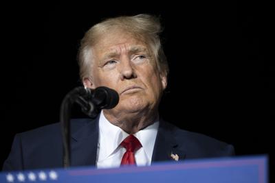 ARCHIVO - El expresidente estadounidense Donald Trump pausa durante un discurso en el aeropuerto Minden Tahoe, en Nevada, el 8 de octubre del 2022. (AP Foto/José Luis Villegas, Pool)