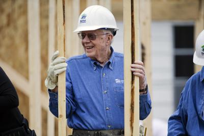 Jimmy Carter ayudando en la construcción de casas bajo el programa Habitat for Humanity en Memphis, Tennessee, el 2 de noviembre del 2015. Desde distintos sectores se promueve un revisionismo de su presidencia y se combate la idea de que fue mejor expresidente que presidente. (AP Photo/Mark Humphrey, File)