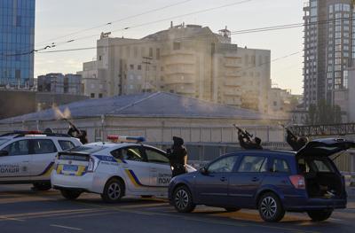 Soldados ucranianos le disparan a un dron que aparece en el cielo segundos antes de que se estrellara contra edificios, el lunes 17 de octubre de 2022, en Kiev. (AP Foto/Vadym Sarakhan)