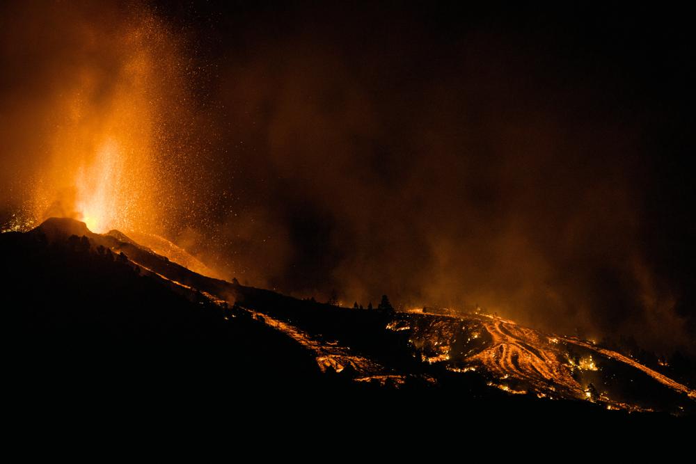 Lava saliendo de un volcán en la isla de Palma, en las Islas Canarias, España, el domingo 19 de septiembre de 2021. El volcán en la isla atlántica seguía haciendo erupción el lunes tras semanas de creciente actividad sísmica. (AP Foto/Jonathan Rodríguez)